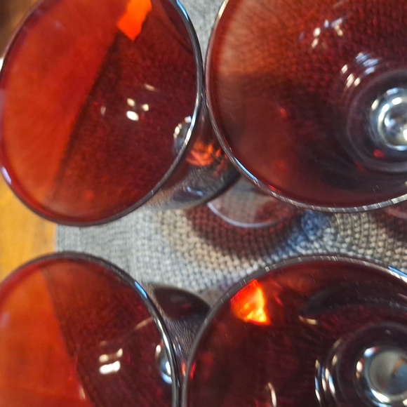 4 Red goblets - Picture 2 of 3
